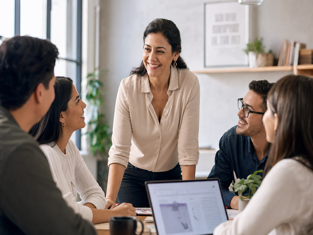 Equipo colaborando con energía positiva
